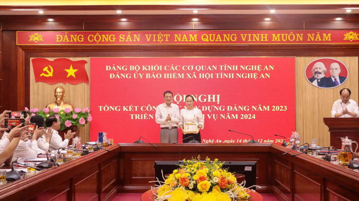 Đồng chí Hoàng Văn Nhiên - Ủy viên BTV, Phó Bí thư Thường trực Đảng ủy Khối CCQ tỉnh trao tặng kỷ niệm chương “Vì sự nghiệp kiểm tra của Đảng” cho đồng chí Trần Thúy Vân