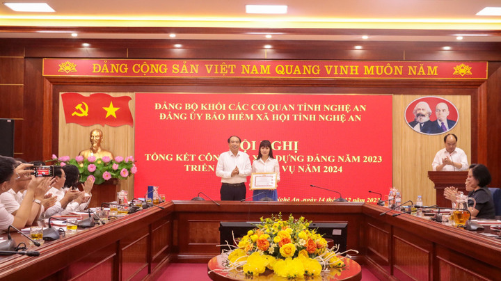 Bí thư Đảng ủy BHXH tỉnh Hoàng Văn Minh trao tặng Giấy khen và tặng hoa chúc mừng Chi bộ Giám định BHYT hoàn thành xuất sắc nhiệm vụ tiêu biểu năm 2023