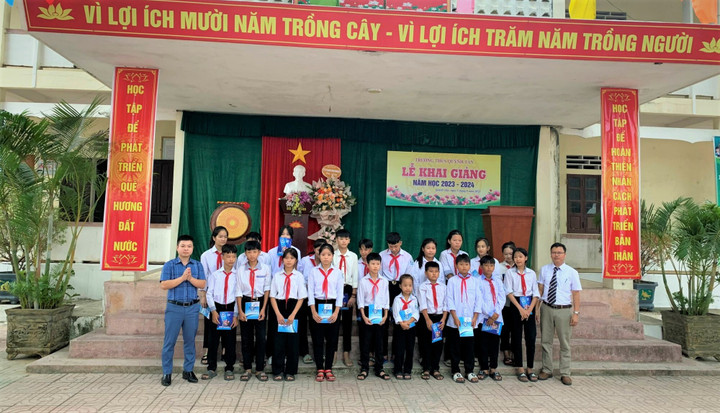 Bảo hiểm xã hội Quỳnh Lưu tặng quà học sinh có hoàn cảnh khó khăn - 2