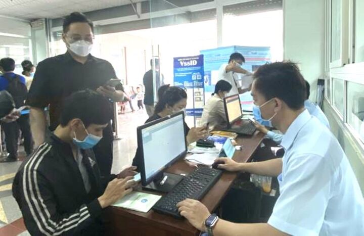 Người dân được hướng dẫn cài đặt ứng dụng VssID-BHXH số. (Ảnh: Dương Toàn)
