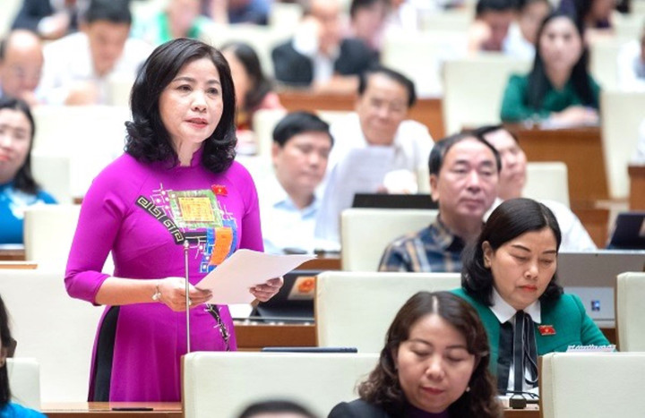 Đại biểu Nguyễn Thị Thu Nguyệt đóng góp ý kiến tại hội trường (Ảnh: quochoi.vn)