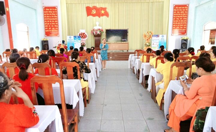 BHXH Hòa Vang, Đà Nẵng tuyên truyền tham gia BHXH, BHYT tự nguyện cho phụ nữ. (Ảnh: Hà Liễu)