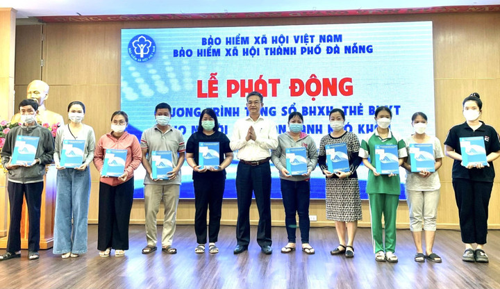 BHXH Đà Nẵng phát động chương trình tặng sổ BHXH, BHYT cho người nghèo.