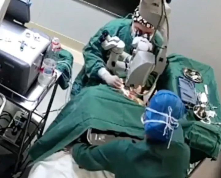 Sau đó một y tá phải vào giữ chặt bệnh nhân để bác sỹ tiếp tục phẫu thuật.