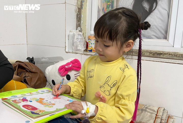 Bệnh nhi Trâm Anh bị viêm phổi, điều trị tại Bệnh viện Thanh Nhàn. (Ảnh: Như Loan)