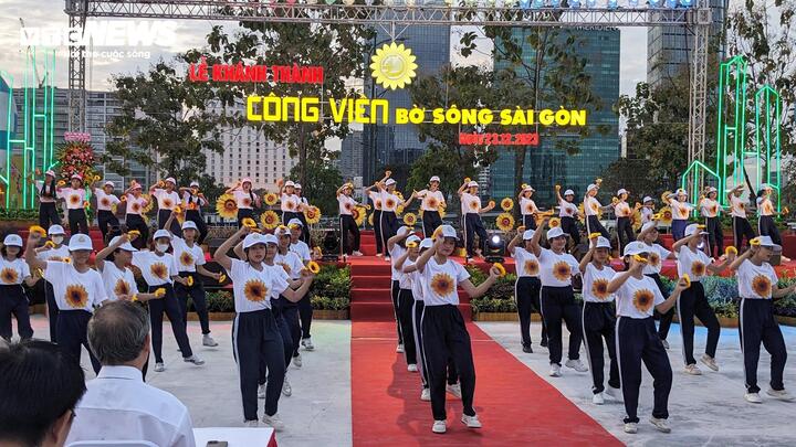 Hoa hướng dương được chọn làm biểu tượng thân thiện cho TP Thủ Đức, tượng trưng cho sự tươi sáng, rực rỡ, phát triển không ngừng, luôn vươn mình hướng về phía trước của một thành phố trẻ - năng động - sáng tạo.