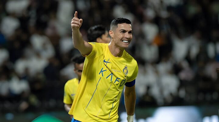 Cristiano Ronaldo (Bồ Đào Nha, Al Nassr): Tại tuổi tác 38, siêu sao người Bồ Đào Nha không thể thỏa mãn nhu cầu được độ mạnh tranh tài của những giải đỉnh điểm liên tiếp. Tuy nhiên, vấn đề đó ko thực hiện sụt giảm tài năng dò xét gia sản Ronaldo. Bản ăn ý đồng với CLB Ả Rập Xê Út Al Nassr càng hùn trung phong này gia tăng địa điểm số một trong những list những cầu thủ thu nhập tối đa toàn cầu. Ngoài 200 triệu USD tìm được từ những việc tranh tài, khoản thu nhập kể từ những ăn ý đồng thương nghiệp của CR7 là khoảng chừng 60 triệu USD.
