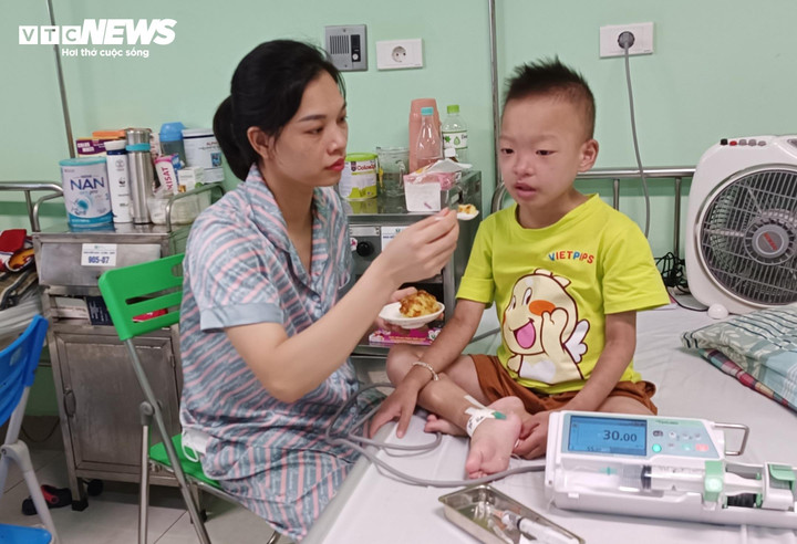 Minh Quang trước khi được ghép tuỷ. (Ảnh: Như Loan)