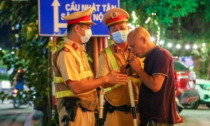 Uống 5 chén rượu mạnh, mất bao lâu để nồng độ cồn về 0 là thắc mắc của rất nhiều người. (Ảnh minh hoạ)