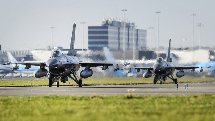 Hai máy bay chiến đấu F-16 của Không quân Hà Lan hạ cánh trong cuộc tập trận ở Amsterdam, Hà Lan vào ngày 26/1/2016. (Ảnh: RT)