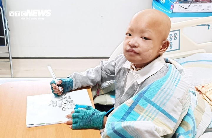 Chẳng thể ra ngoài đón không khí Giáng sinh như các bạn, Quang vẽ lên tờ giấy trắng hình ông già Noel, cây thông, người tuyết để lưu giữ kỷ niệm. (Ảnh: Như Loan)