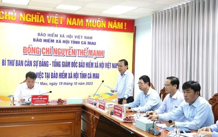 Ông Trịnh Trung Kiên, Giám đốc BHXH tỉnh Cà Mau báo cáo tại buổi làm việc. (Ảnh: C.M)