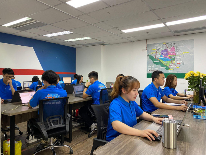 Đội ngũ nhân viên Giao Hàng Tiêu Chuẩn làm việc tại văn phòng Hà Nội.