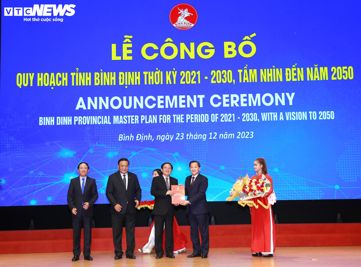 Phó Thủ tướng Lê Minh Khái trao Quyết định phê duyệt quy hoạch tỉnh Bình Định thời kỳ 2021-2030, tầm nhìn đến năm 2050 của Thủ tướng.