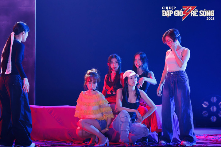 Không chỉ Mlee mà Khổng Tú Quỳnh cũng có khá nhiều vết bầm tím to, nhỏ trên chân.