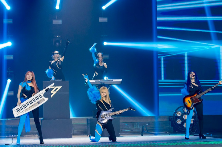 Hồng Nhung và Lệ Quyên diễn vũ đạo bốc lửa cùng đàn em.