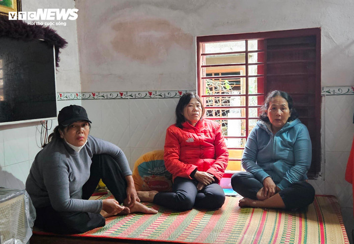 Hàng xóm đến động viên gia đình thuyền viên Trần Trọng Quyền.