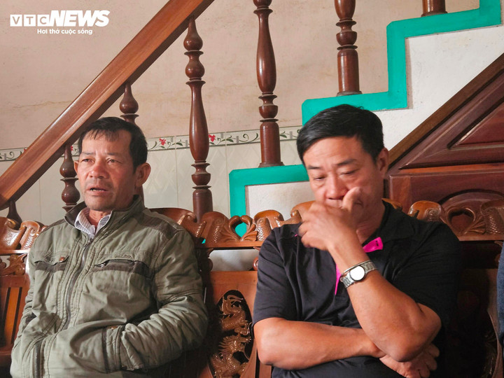 Ông Quan (áo đen) nhớ rất rõ ngày đi biển của con trai.