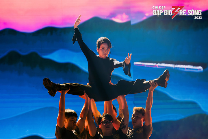 Mỹ Linh múa võ trong vòng công diễn 3.