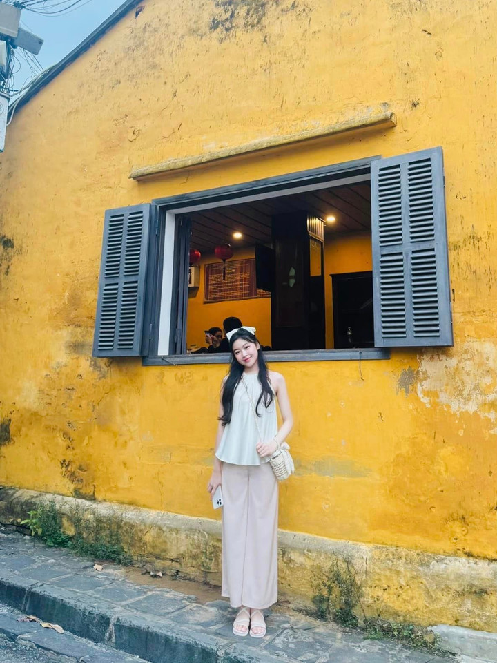 Mái tóc dài đen óng ả của ái nữ nhà Quyền Linh được buông xõa khiến cô càng thêm dịu dàng, nữ tính hơn.