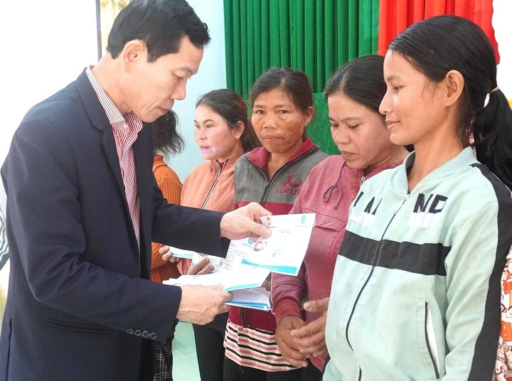 Trưởng Ban Dân vận Tỉnh ủy, Chủ tịch Ủy ban MTTQ Việt Nam tỉnh Võ Thanh An trao thẻ BHYT cho người dân có hoàn cảnh khó khăn ở xã Long Sơn.