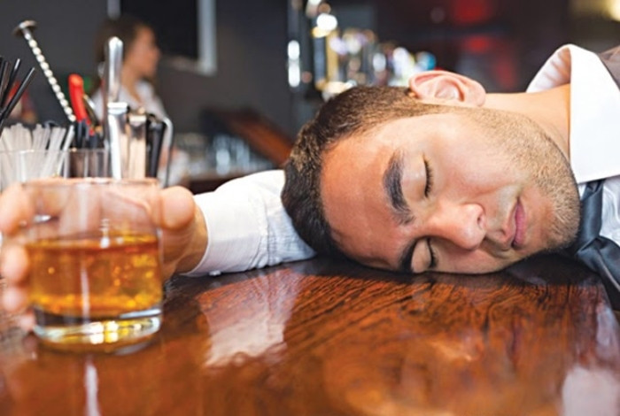 Say rượu là trạng thái một người khi vừa uống một lượng rượu lớn, gây rối loạn hành vi và có ít nhất một trong sáu biến đổi về cơ thể. (Ảnh minh hoạ)