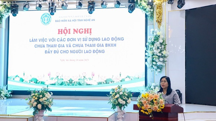 Phó Giám đốc BHXH tỉnh Lê Thị Dung trả lời các câu hỏi của các Doanh nghiệp và Kết luận hội nghị