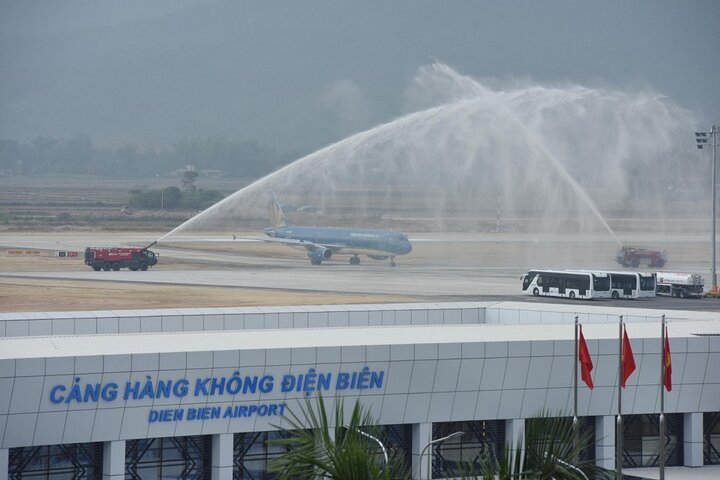 Lần đầu tiên, sân bay Điện Biên chính thức đón máy bay cỡ lớn Airbus A321.