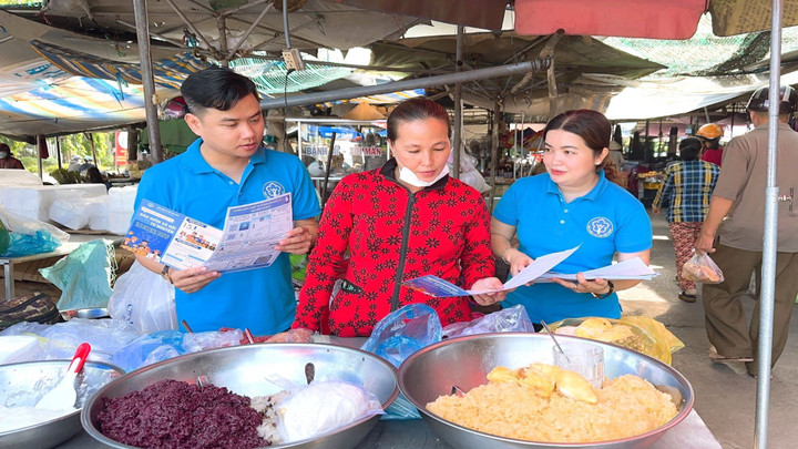 Phát triển số người tham gia BHXH, BHYT là một trong những phong trào thi đua sôi nổi của BHXH tỉnh Hậu Giang. (Ảnh: Như Mỹ)