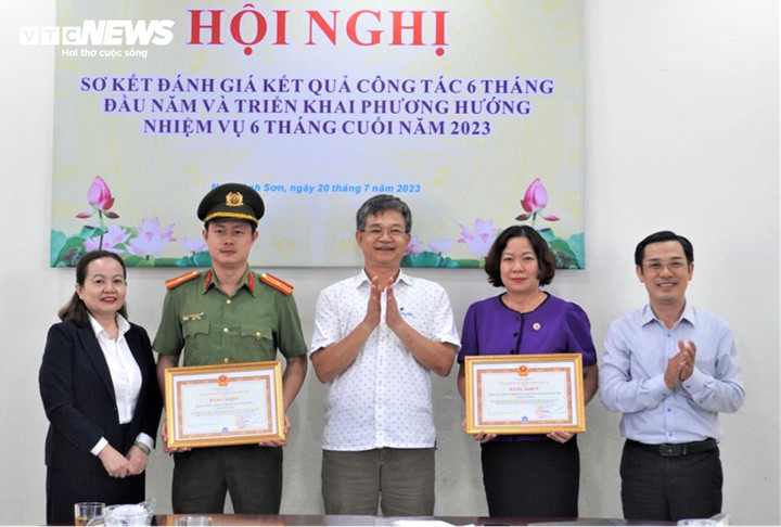 BHYT Đội An ninh Công an quận Ngũ Hành Sơn (Đà Nẵng) và Công ty Công nghiệp hóa chất mỏ Trung Trung Bộ nhận bằng khen của Tổng Giám đốc BHXH Việt Nam về thành tích xuất sắc trong công tác phối hợp chỉ đạo và tổ chức thực hiện chính sách BHXH.