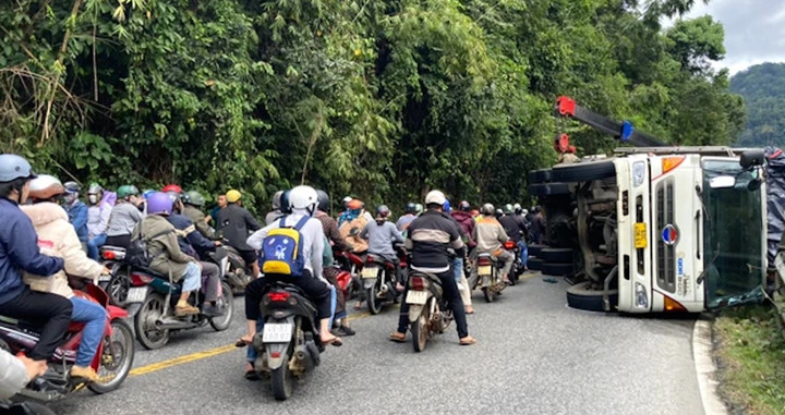 Lực lượng chức năng nhanh chóng giải phóng hiện trường tránh gây ùn tắc cung đèo huyết mạch.