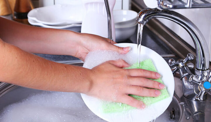 Rửa chén bằng tay thủ công vừa phải đảm bảo chất lượng cho tới mức độ khoẻ lại tiết kiệm ngân sách và chi phí ngân sách. (Ảnh minh hoạ)