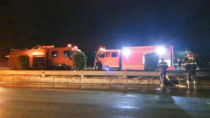 Lực lượng chức năng có mặt tại hiện trường khống chế vụ cháy.