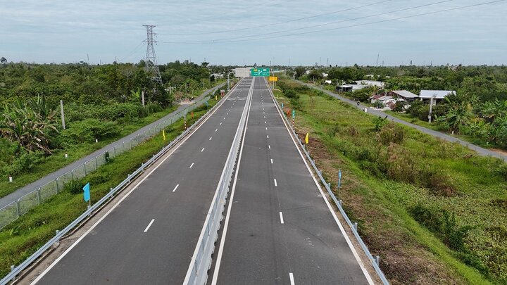 Dự án được khởi công ngày 16/3/2020; đến nay các đơn vị thi công đã hoàn thành toàn bộ Dự án đầu tư xây dựng cầu Mỹ Thuận 2 và đường dẫn hai đầu cầu để đưa vào khai thác, phục vụ nhân dân. (Ảnh: Hoàng Anh)
