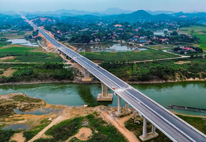 Dự án được xây dựng với tổng chiều dài tuyến là 40,2 km (trong đó địa phận tỉnh Tuyên Quang là 11,3 km; địa phận Phú Thọ là 28,9 Km); tổng mức đầu tư 3.712,97 tỷ đồng do Ban Quản lý dự án đầu tư xây dựng các công trình giao thông tỉnh Tuyên Quang làm chủ đầu tư, cơ quan chủ quản là Ủy ban nhân dân tỉnh Tuyên Quang. (Ẩnh: Vietnamnet)
