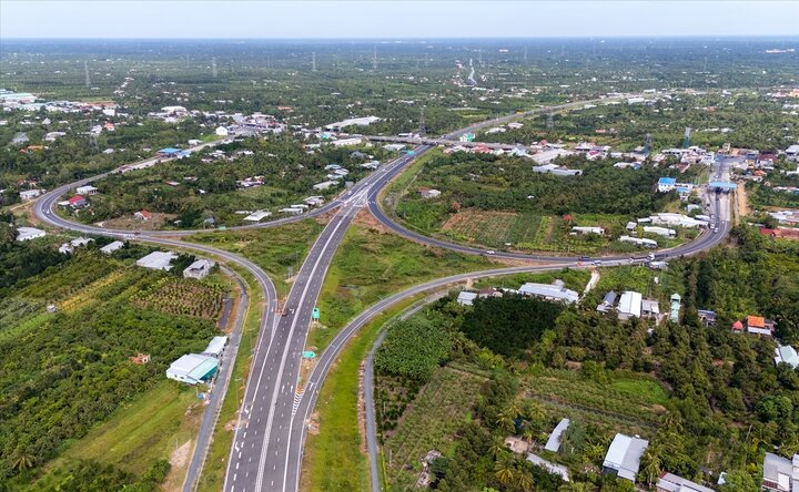 Dự án đầu tư xây dựng đường cao tốc Mỹ Thuận - Cần Thơ là dự án thành phần thuộc tuyến cao tốc Bắc - Nam phía Đông được Thủ tướng phê duyệt chủ trương đầu tư tại Quyết định số 839/QĐ-TTg ngày 16/6/2020 và Bộ GTVT phê duyệt dự án tại Quyết định số 1170/QĐ-BGTVT ngày 17/6/2020, với quy mô giai đoạn hoàn chỉnh 6 làn xe, vận tốc thiết kế 100 km/h, chiều dài  tuyến 23 km. (Ảnh: Hoàng Anh)