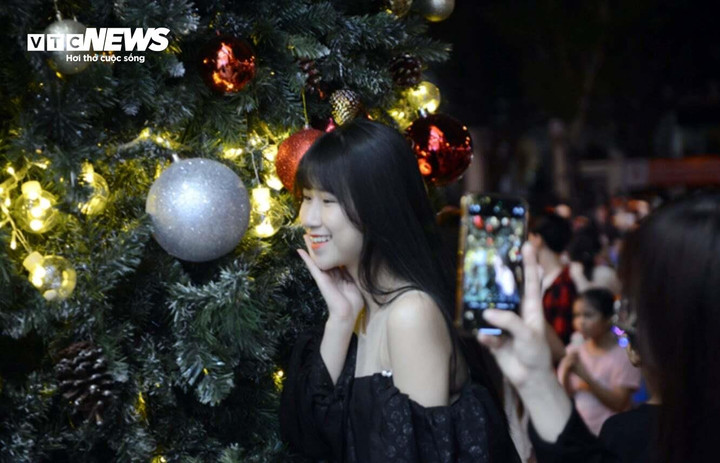 Thời tiết tại TP.HCM hôm nay 24/12, có mây, đêm không mưa, ban ngày trời nhiều nắng.