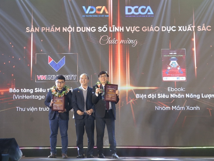 Đại diện Ban tổ chức trao giải thưởng hạng mục 'Sản phẩm nội dung số lĩnh vực giáo dục xuất sắc'.