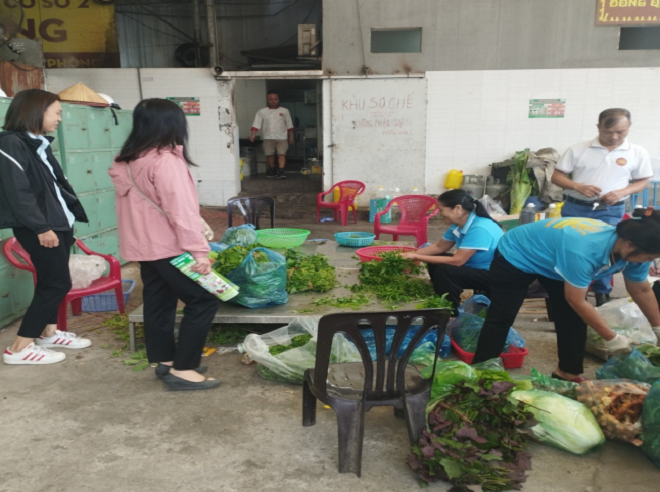 Phối hợp Xí nghiệp MTĐT Hồng Bàng 2 tăng cường tuyên truyền, kiểm tra các mô hình PLRTN tại Đồng Quê Quán - Bạch Đằng.