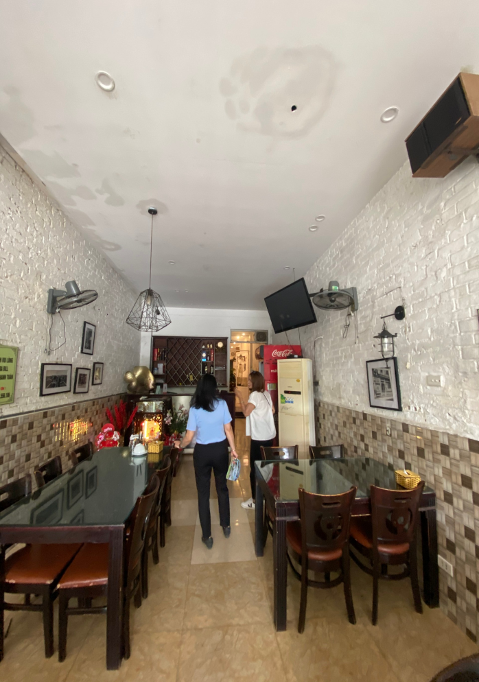 Phối hợp Xí nghiệp MTĐT Hồng Bàng 1 tăng cường tuyên truyền, kiểm tra các mô hình PLRTN trên tuyến đường Quang Trung.