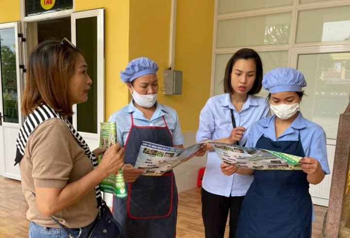 Phối hợp Xí nghiệp MTĐT Ngô Quyền 2 tăng cường tuyên truyền, hướng dẫn và kiểm tra mô hình PLRTN tại trường tiểu học Thái Phiên.