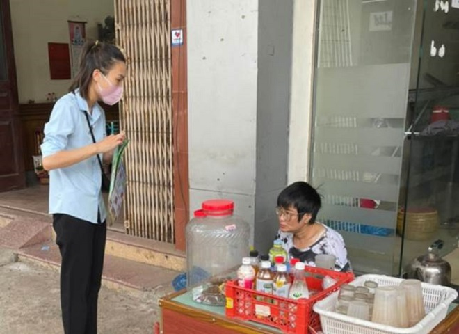 Phối hợp XNMT Ngô Quyền 2 tăng cường tuyên truyền, hướng dẫn PLRTN các hộ kinh doanh ăn uống, cafe, thực phẩm hữu cơ trên tuyến đường Nguyễn Trãi.