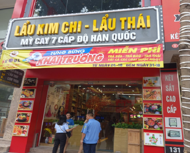 Phối hợp XNMT Lê Chân 2 tăng cường tuyên truyền hướng dẫn tại các nhà hàng, quán ăn Lẩu Kim Chi - Lẩu Thái, lẩu nướng Hải sản Cát Bà, nhà hàng Pizza và các quán cafe trên tuyến đường Tô Hiệu.