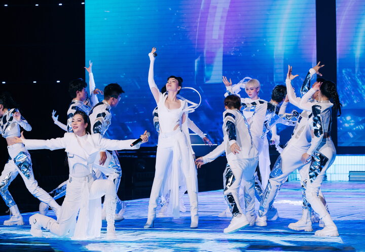 Trong màn trình diễn Phi hành gia cô đơn gồm có trưởng nhóm Mlee, Lệ Quyên, Thu Phương, họ xếp hạng hai với 311 phiếu bầu.