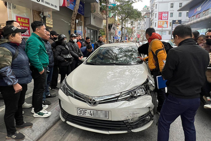 Sau khi gây ra tai nạn giao thông, tài xế cố thủ trong xe khoảng 30 phút. (Ảnh: D.T)