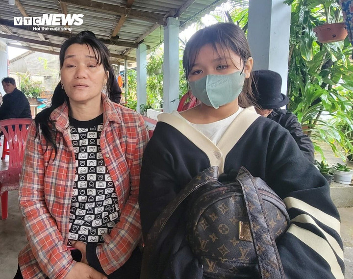 Bà Chút (trái) mong chờ hai người con bình an trở về.