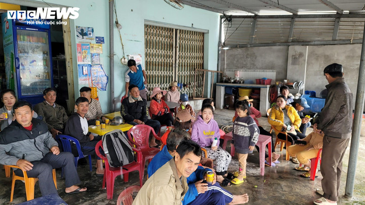 Nhiều người thân của các ngư dân đến cảng Bắc Vân Phong để cùng ngóng tin.