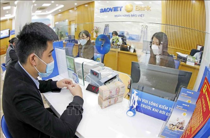 Khách hàng làm thủ tục vay tại Ngân hàng TMCP Bảo Việt. (Ảnh: Trần Việt/TTXVN)