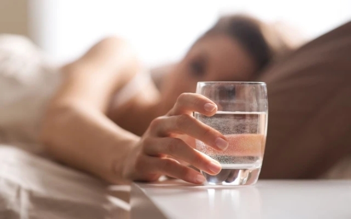 Lý do nên uống nước sau khi thức dậy vào buổi sáng. (Ảnh minh hoạ)