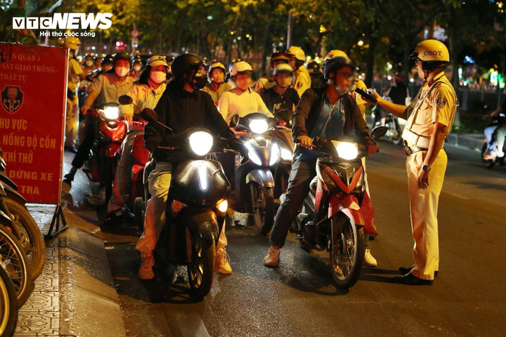 Đi nhậu mừng Noel sớm, nhiều thanh niên bị CSGT xử lý nồng độ cồn.